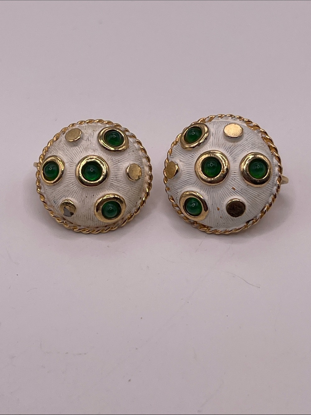 7.04.26-17 Vintage Boucher 😱White Enamel Dome Clip-On Green Cabochons/Gold Trim